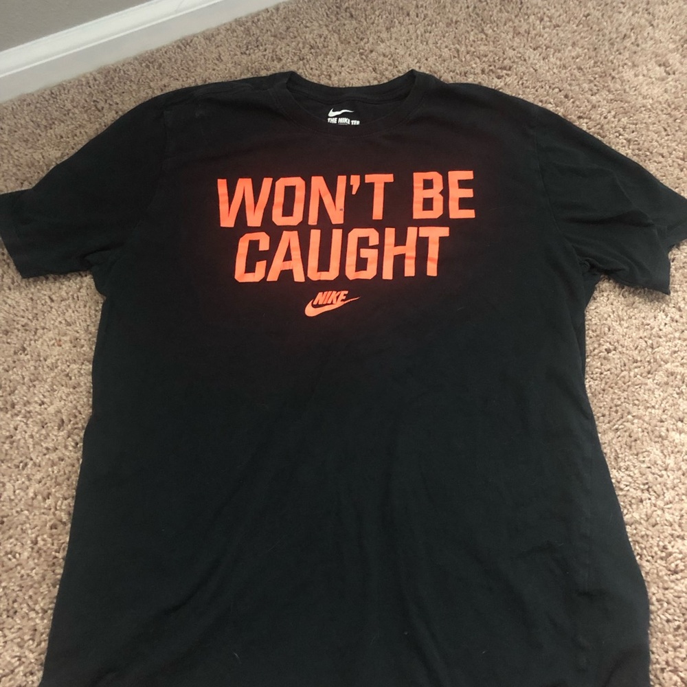 Men’s NIKE won’t be caught tee